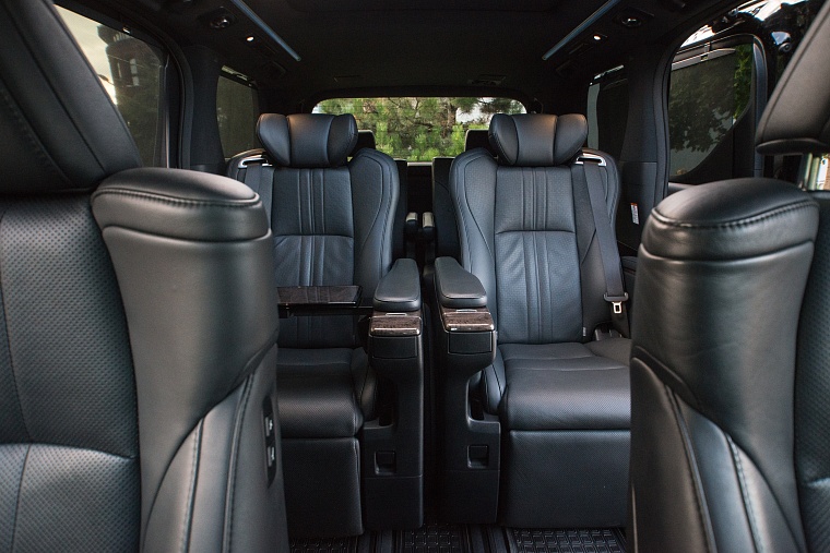 Toyota Alphard черный
