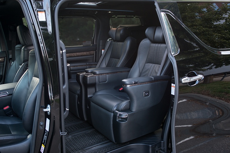 Toyota Alphard черный