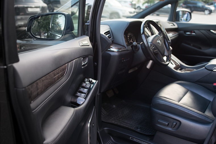 Toyota Alphard черный