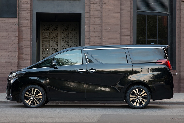 Toyota Alphard черный