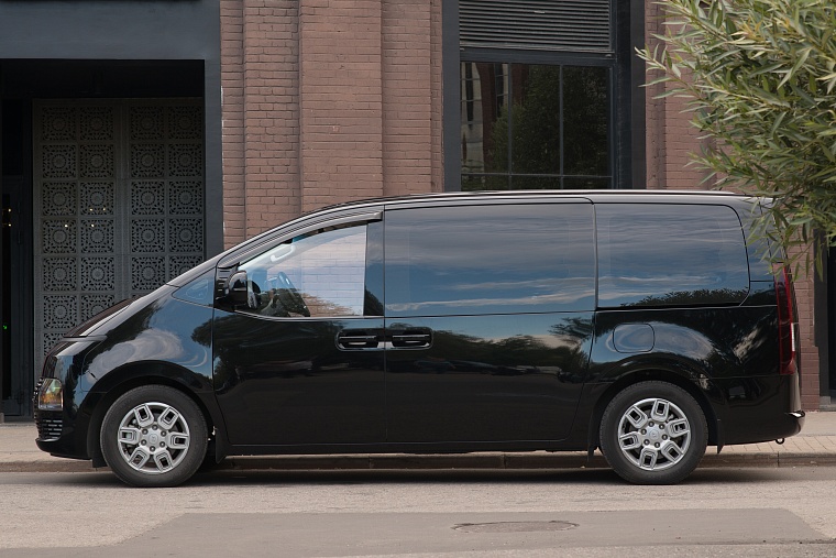 Hyundai Staria Черная