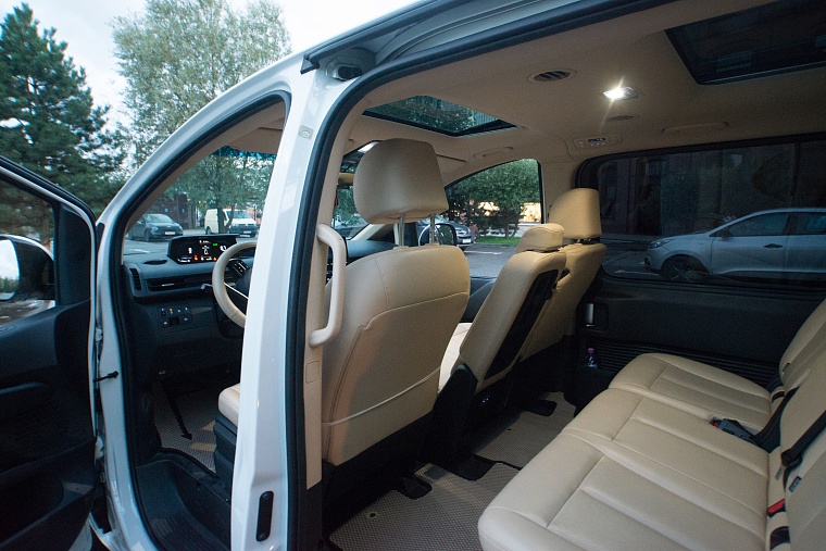 Hyundai Staria Белая