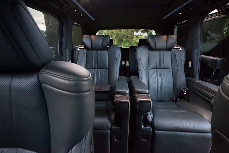 Toyota Alphard черный