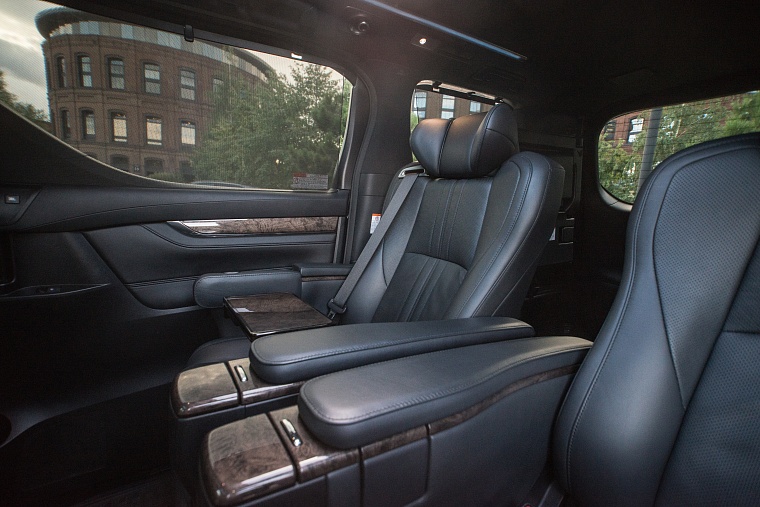 Toyota Alphard черный