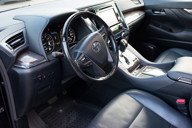 Toyota Alphard черный