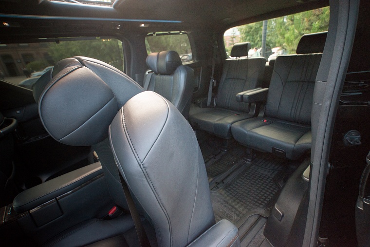 Toyota Alphard черный