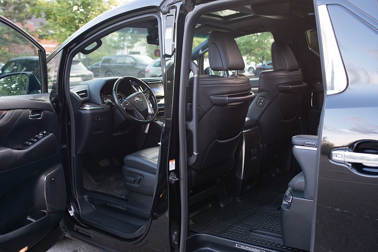 Toyota Alphard черный