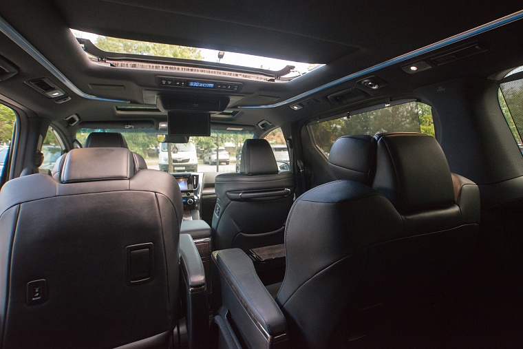 Toyota Alphard черный