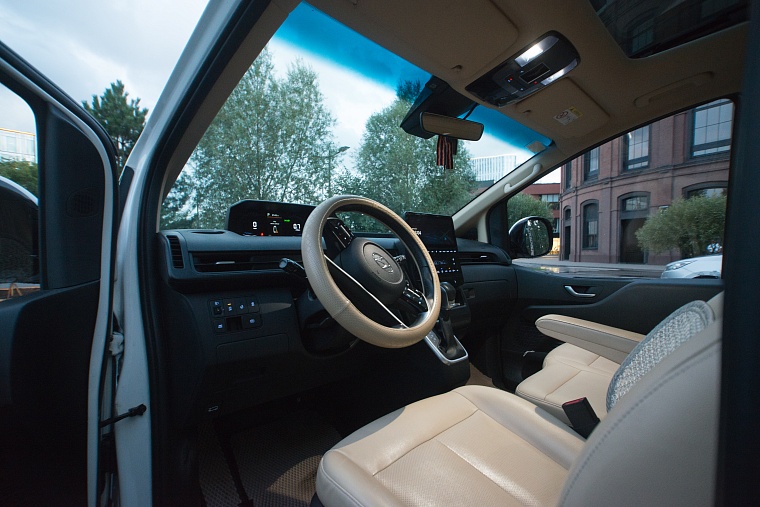 Hyundai Staria Белая