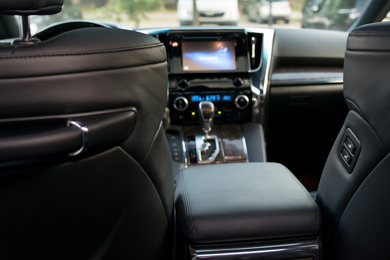 Toyota Alphard черный